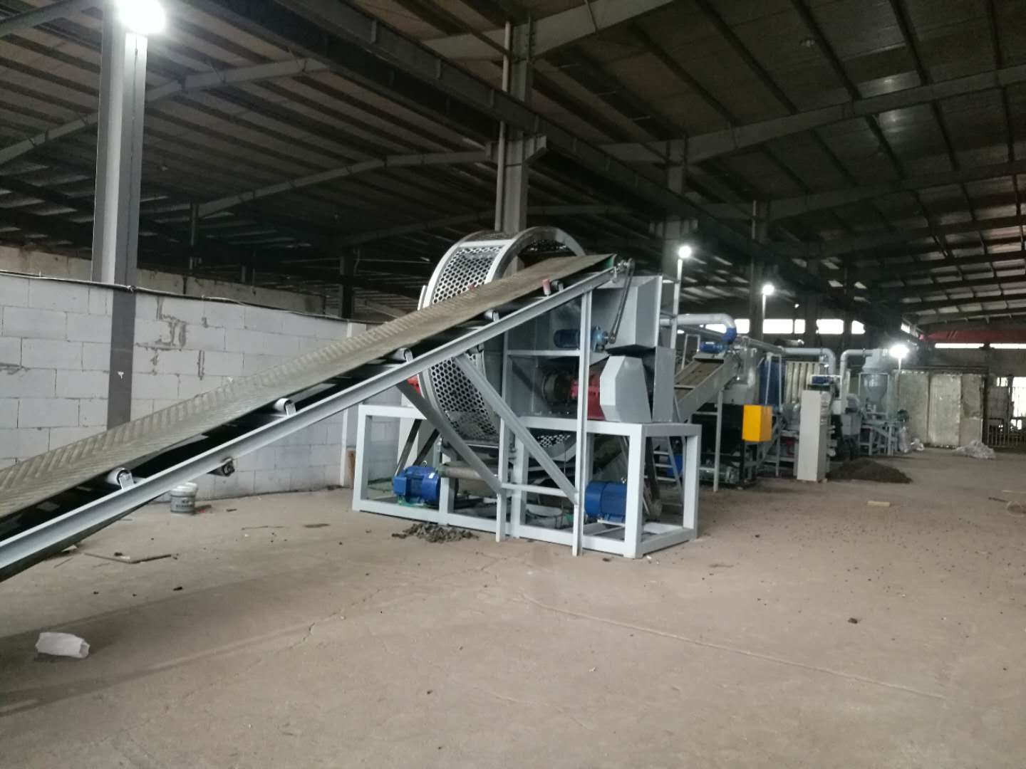 經(jīng)濟(jì)型廢舊輪胎顆粒設(shè)備生產(chǎn)線(xiàn)_廢輪胎破碎機(jī)